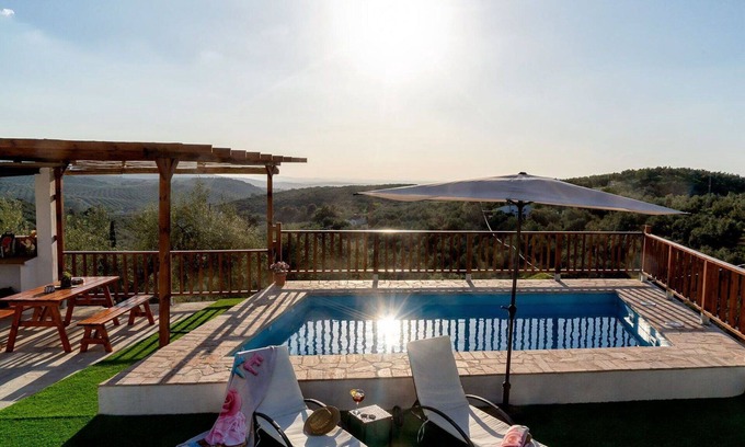 Cabra Villa | Stunning private villa for 4 guests with WIFI, private pool, A/C, TV, terrace and pets allowed