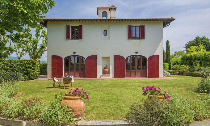 Lari Villa | Stunning private villa for 9 people with WIFI, TV, patio and parking