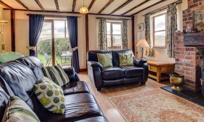 Llangyniew House | Stunning private villa for 4 people with WIFI, TV, patio, panoramic view and parking