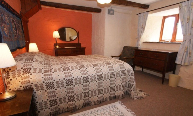 Alston Villa | Stunning private villa for 5 guests with TV, patio, pets allowed and parking