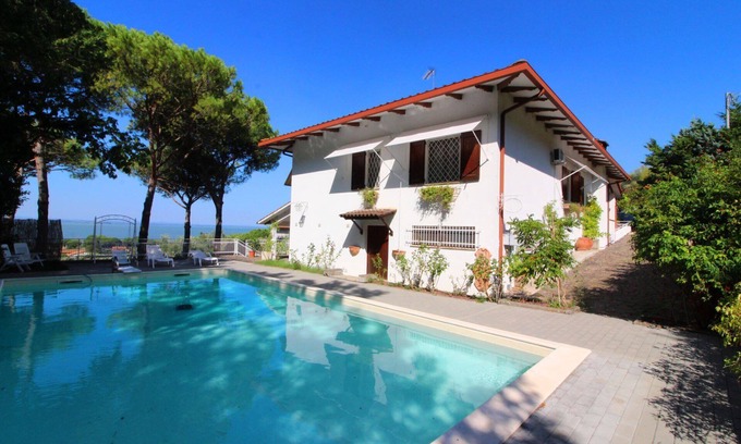 San Feliciano Villa | Stunning private villa for 5 people with pool, WIFI, TV, pets allowed and parking
