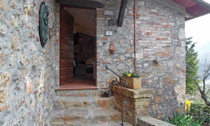 Monticiano Villa | Stunning private villa for 6 guests with WIFI, private pool, TV, patio and pets allowed