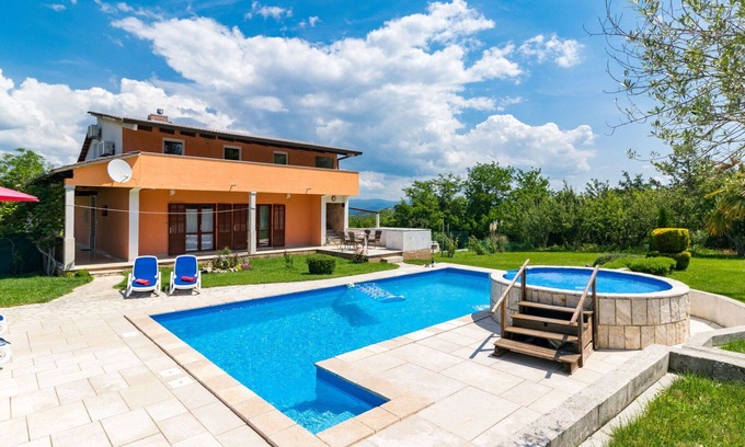 Rakotule House | Stunning private villa with WIFI, A/C, private pool, TV, terrace, pets allowed and parking