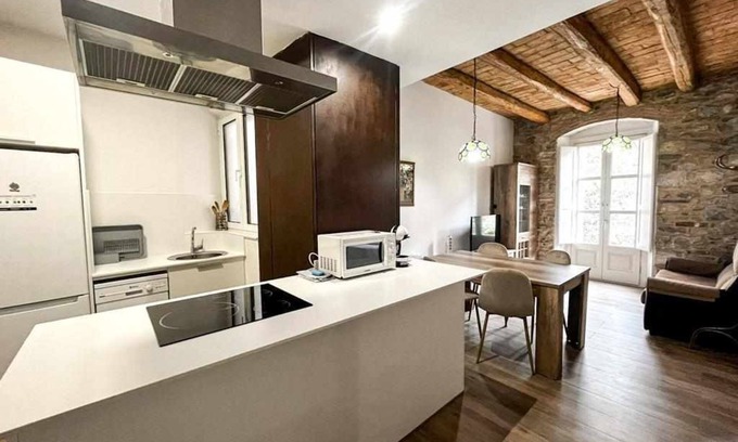 Besalu Apartment | Stunning renovated apt in Besalú old town