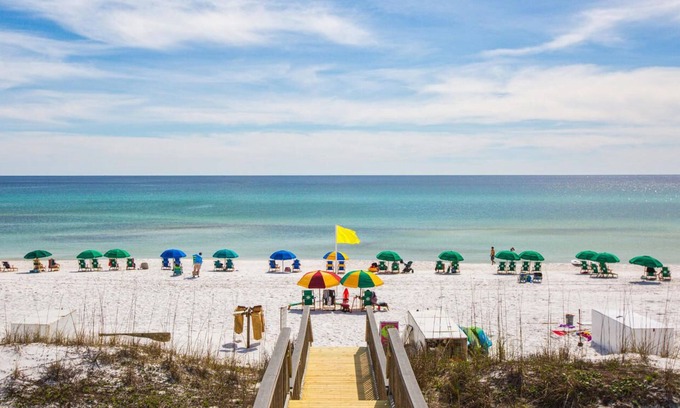 Miramar Beach Condo | 🏝Stunning Retreat-Private Beach-Umbrella Service for 4🏖-🐶 Welcome