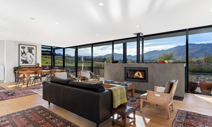 Lake Hayes House | Stunning secluded Home with spa