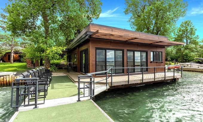 Saint-Anicet Cottage | Stunning stilted cottage on crystal clear St-Lawrence River, 1 hr from Montreal