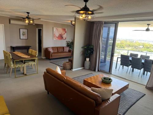 Gladstone Apartment | Stunning Sub Penthouse