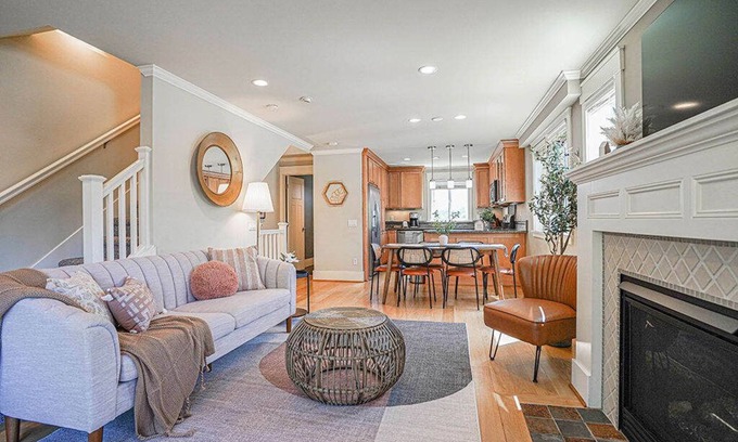 Atlantic House | Stunning Townhome with Loft Space, Chefs Kitchen