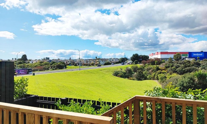 Auckland Apartment | Stunning Townhouse - Walking to Botany Shopping Center