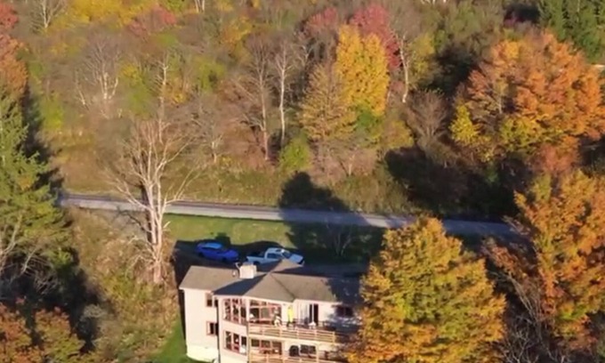 Old Timberline House | STUNNING VIEW on top of Timberline, Walks to DollySod, Lake Access, Hot Tub COZY
