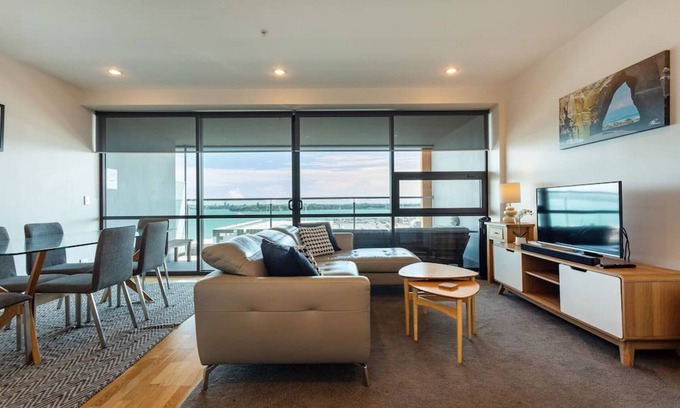 Auckland Central Business District Apartment | Stunning Views Central Apt