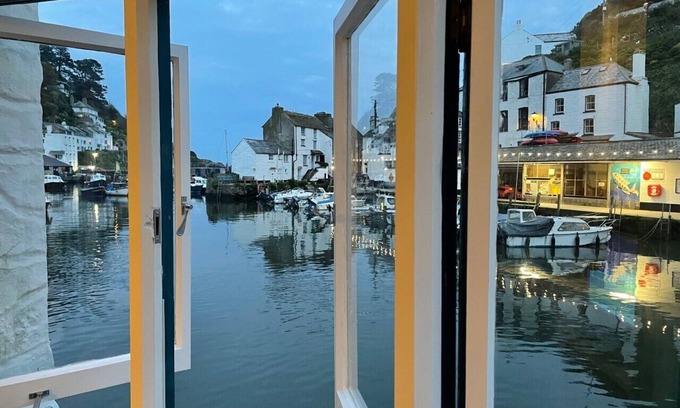 Polperro Cottage | Stunning Views of Polperro Harbour from this Waterfront Cottage. Free Parking.