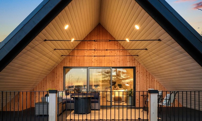 Bow Cottage | Stunning Views of the Salish Sea - perfect getaway for 2!