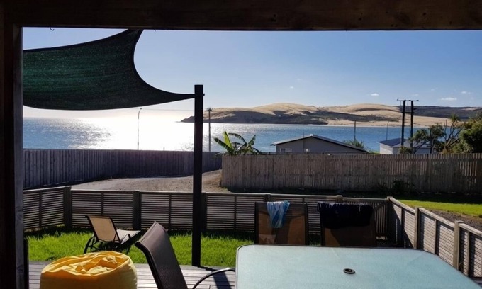 Omapere House | Stunning views with beach access across the road.