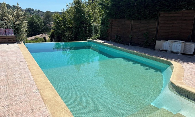 Chateauneuf-Grasse Villa | Stunning villa with salt water infinity pool, terrace bar, kitchen & pizza oven.