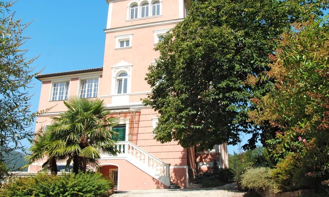 Susa Villa | Stunning villa for 6 guests with WIFI, TV, patio and parking