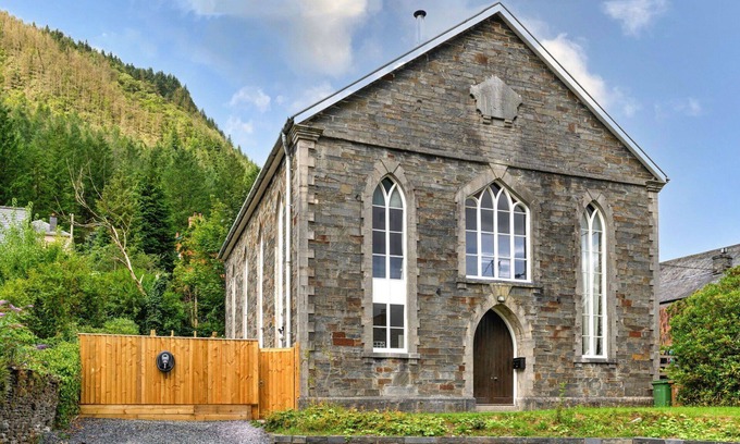 Dinas Mawddwy House | Stunning villa for 12 guests with hot tub, WIFI, TV, pets allowed and parking