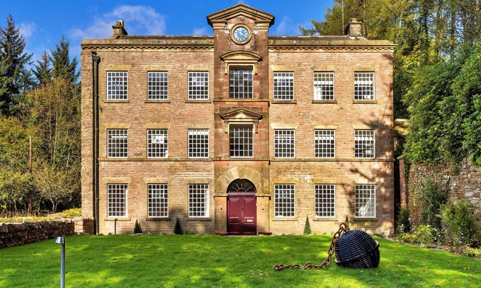 Macclesfield House | Stunning villa for 19 people with hot tub, private pool, WIFI and terrace