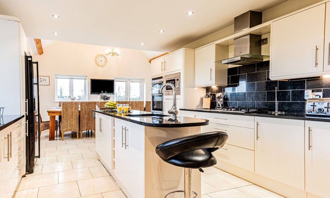 Holywell House | Stunning villa for 14 guests with WIFI and parking