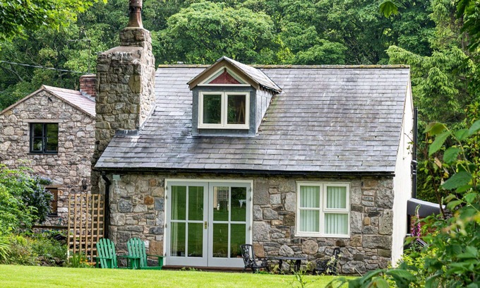 Pantymwyn House | Stunning villa for 2 guests with WIFI, TV and parking