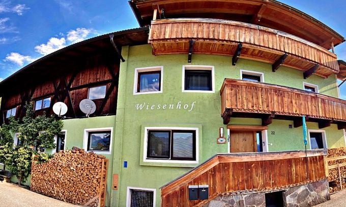 Leithen Villa | Stunning villa for 4 guests with WIFI, TV, balcony and parking