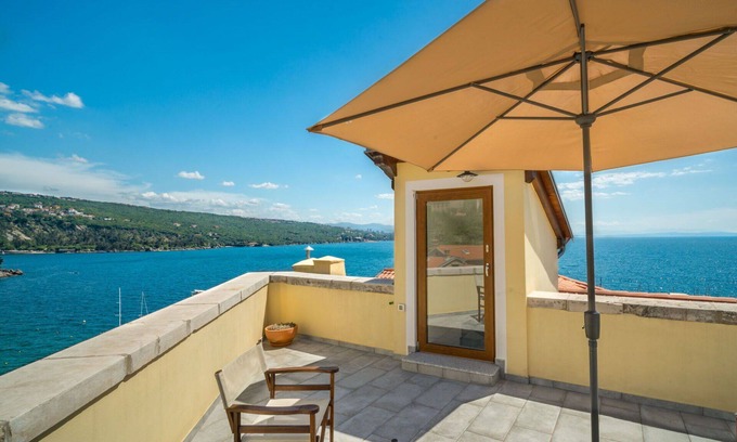 Volosko Villa | Stunning villa for 4 people with A/C, WIFI, TV, terrace and parking