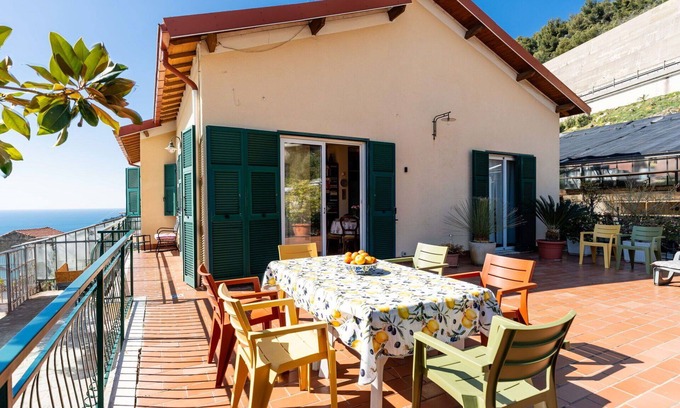 Ospedaletti House | Stunning villa for 7 people with WIFI, private pool, TV and terrace