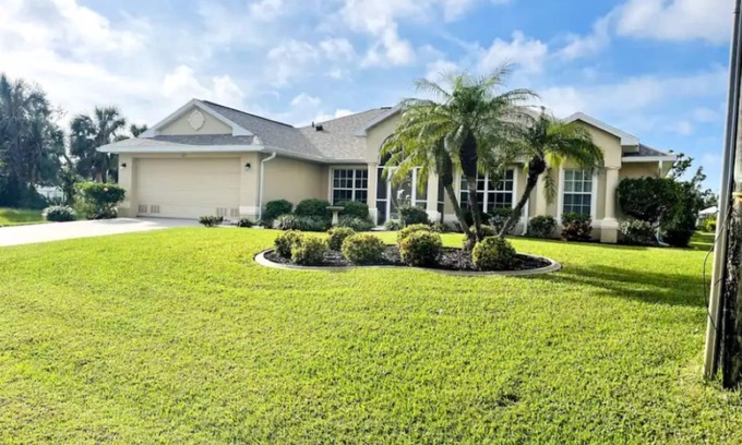 Long Meadow Villa | Stunning Villa in Golfer's Paradise/Canal Views