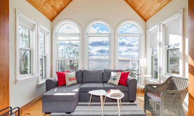Aylmer House | Stunning waterfront home, 25min to downtown Ottawa