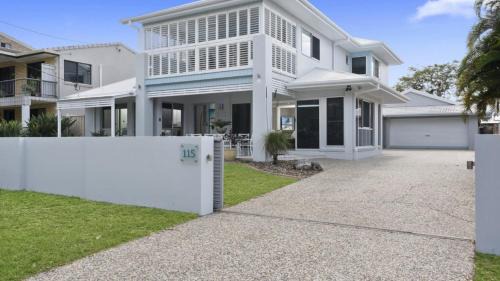Bellara House | Stunning Waterfront Home with pool - Sylvan Beach Esp, Bellara