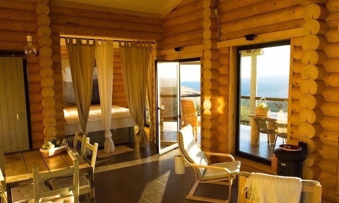 Molares Cabin | Sturdy solid wood cottage with panoramic mountain views
