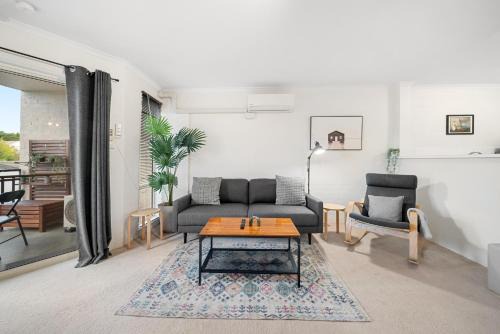 Phillip Apartment | Stylish 1-Bed Stay with Balcony & Study Room