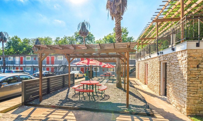 Brentwood Apartment | Stylish 1BR Near UT | Brentwood | Evonify 2340