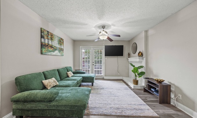 Addison Apartment | Stylish 1BR + pool Walk to Bars & Bites in the heart of Addison