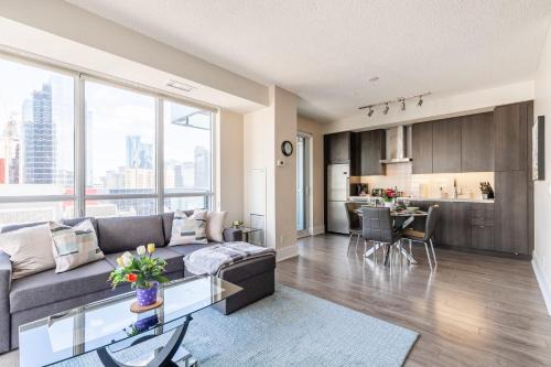 Toronto Entertainment District Hotel | Stylish 1BR Suite on 21st Floor Nearest Intersection John St - The Roland