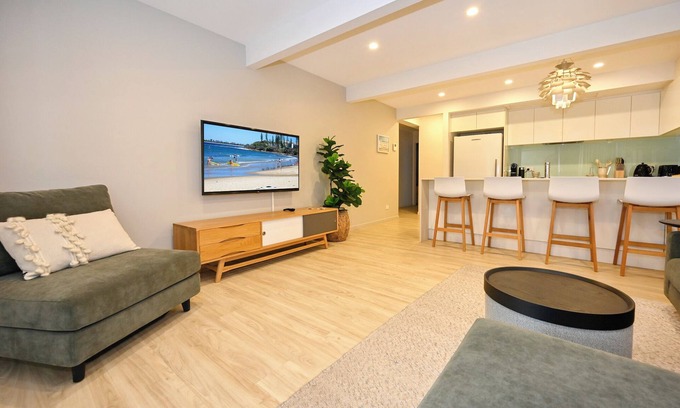 Alexandra Headland Apartment | Stylish 2 b/r, 2 Bath Apartment - 4 Guests ZC5