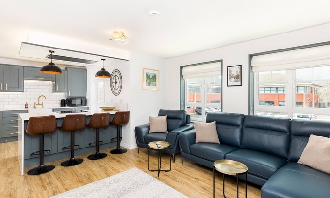 Warwick Apartment | Stylish 2 Bed Flat in Warwick with Private Parking