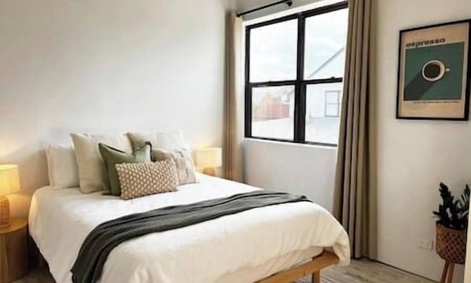 Spring Hill Apartment | Stylish 2-Level Loft, AC, Parking, Walk CBD & Fort