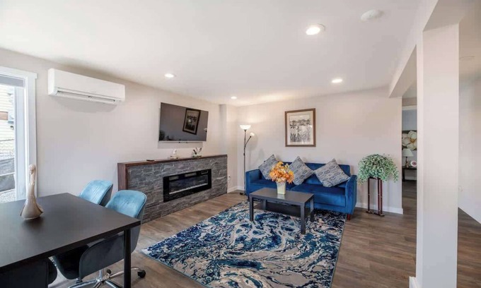 Minor Apartment | Stylish 2B1B Lower unit @ Prime Capitol Hill Spot