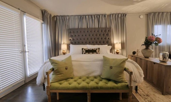 Old East Dallas Condo | Stylish 2BD Condo loft with luxury king and queen beds, Egyptian cotton sheets, and outdoor terrace with great views
