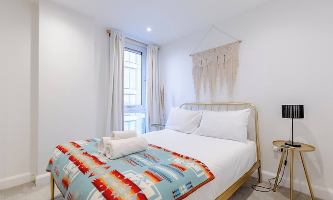 Bromley South Apartment | Stylish 2BD Flat w/Incredible View of London - Bow