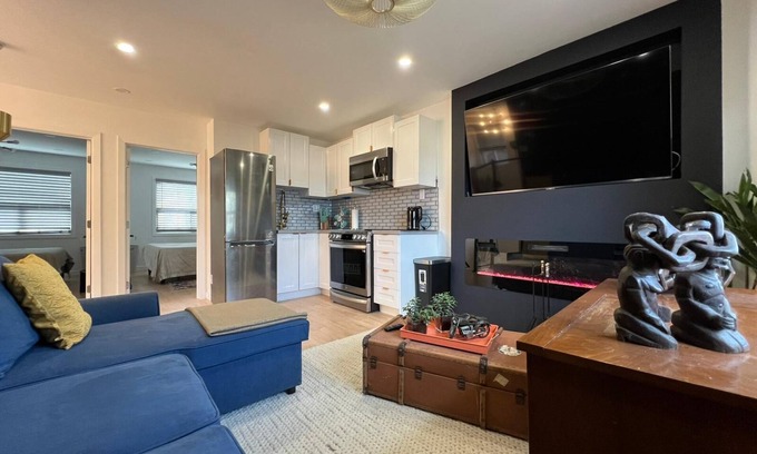 Fairbank House | Stylish 2BDRM 3BED