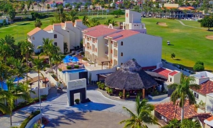 Campo de Golf Fonatur Hotel | Stylish 2BR Condo Steps to Punta Sur Golf Course
