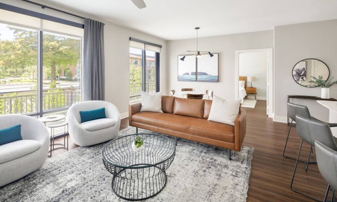 Addison Condo | Stylish 2BR Condo at AMLI Addison w Pool