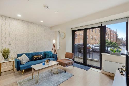 Bedford Apartment | Stylish 2BR in Bedford, Parking, Free WiFi, Gym & Cinema room