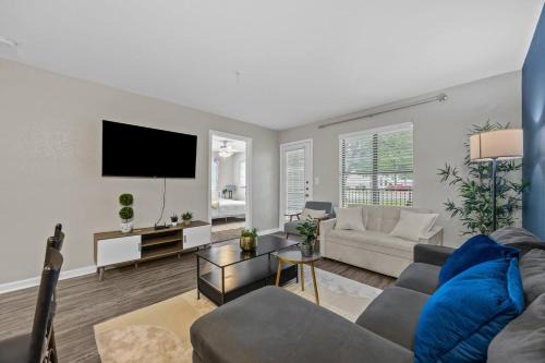 Pleasant Valley Apartment | Stylish 2BR in Downtown, Pool Gym, near Airport