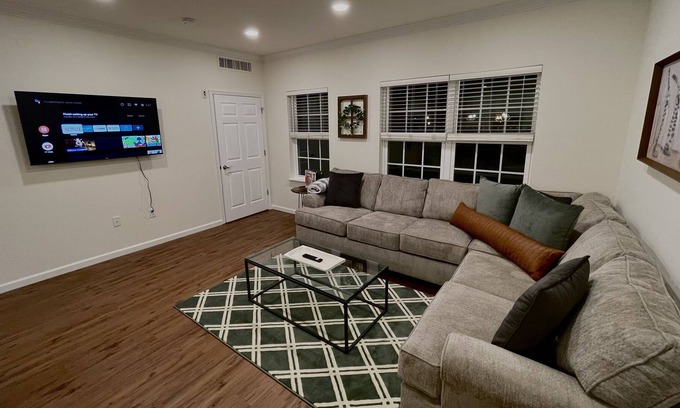 East York Apartment | Stylish (2nd Floor) Market Street Apartment