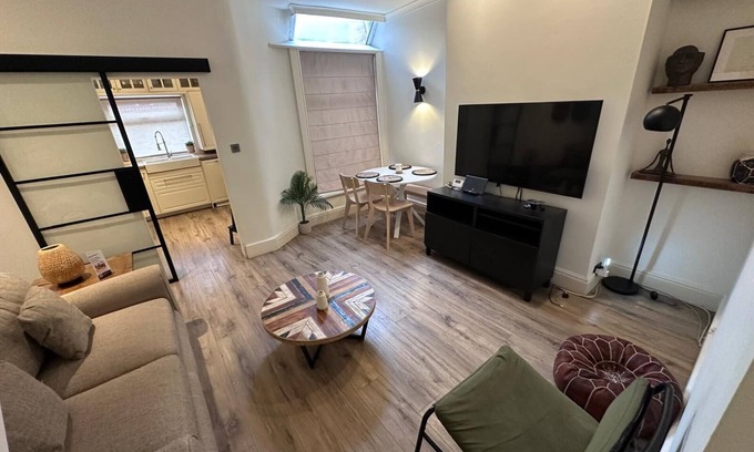 Salford House | Stylish 3-Bed Home with On-Street parking