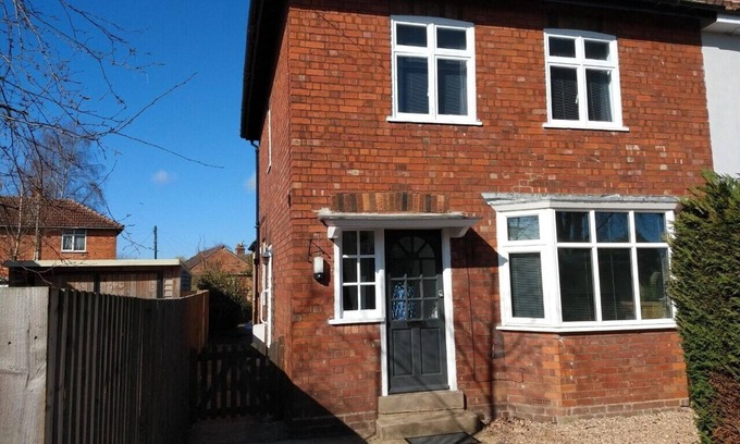 Melton Mowbray House | Stylish 3 Bedroom Family House with Parking